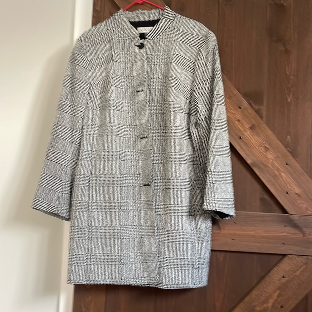 Black and white winter Kasper jacket. Long style. Great for business work wear.